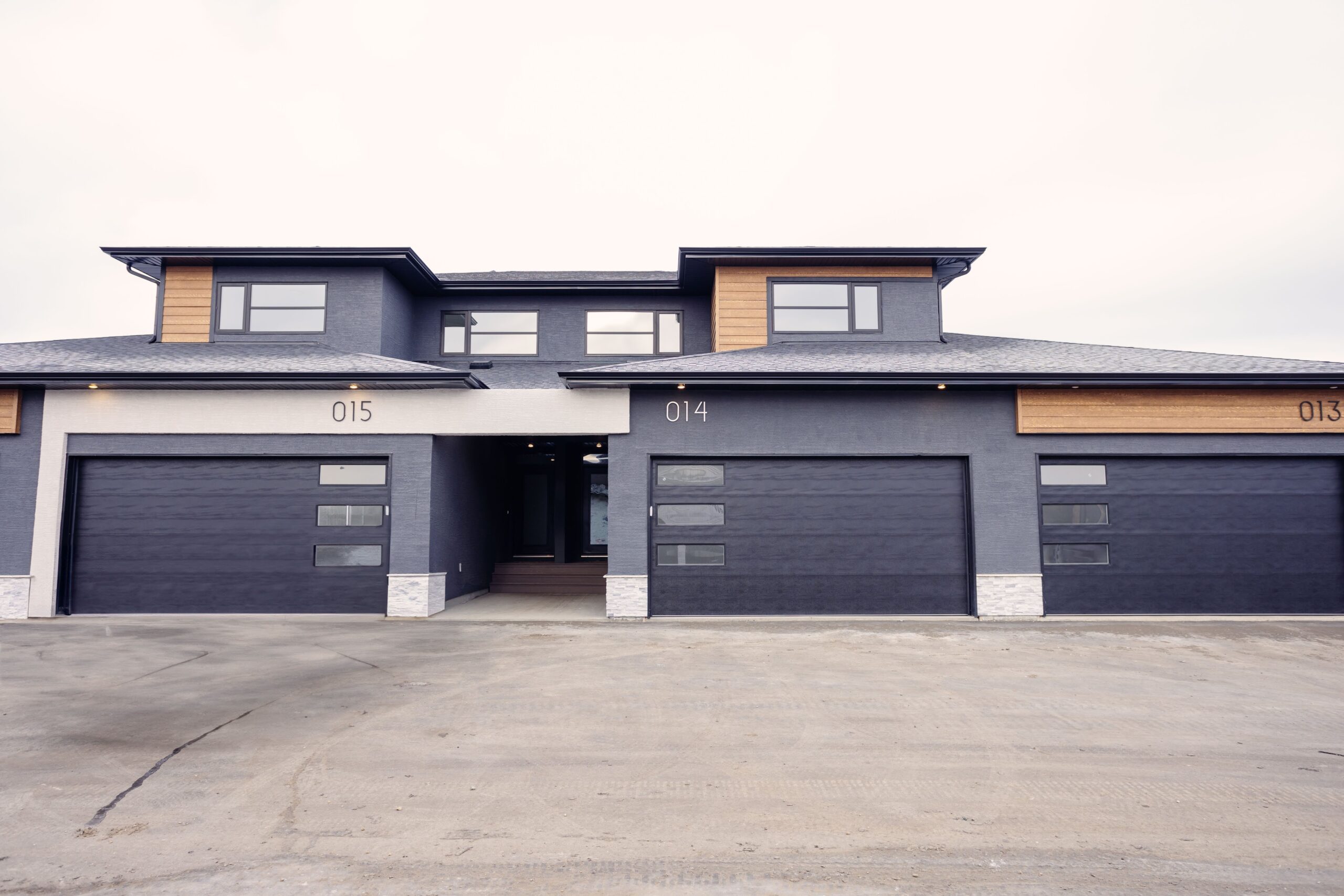 A house with garage doors.